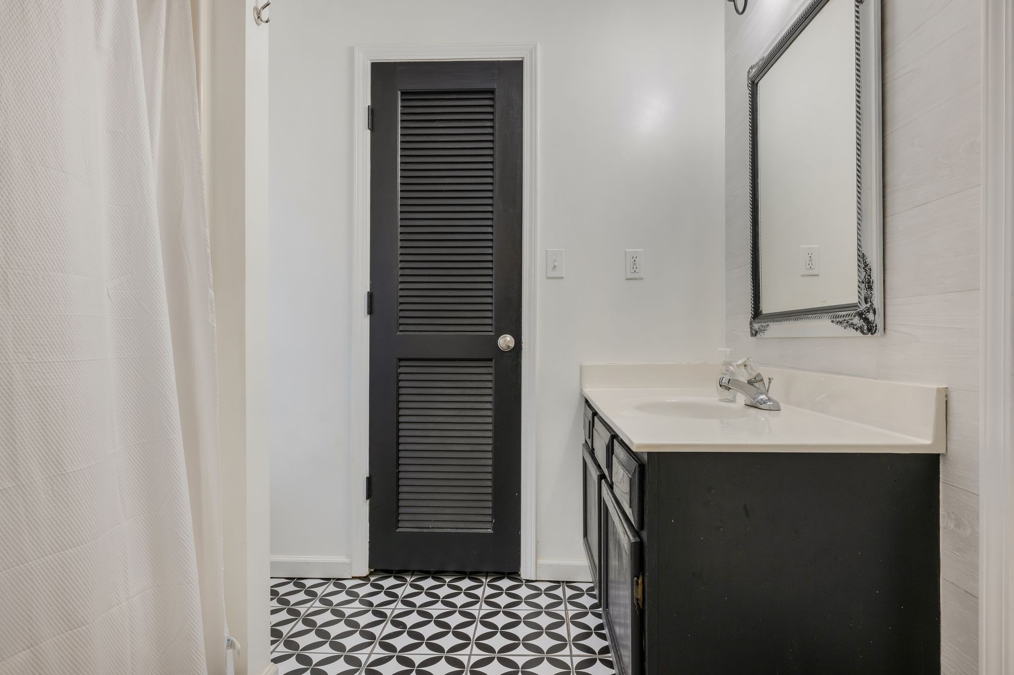 1971 Ridge Road McEwen, TN 37101 - Photo 20 of 40 a bathroom with a sink and a mirror