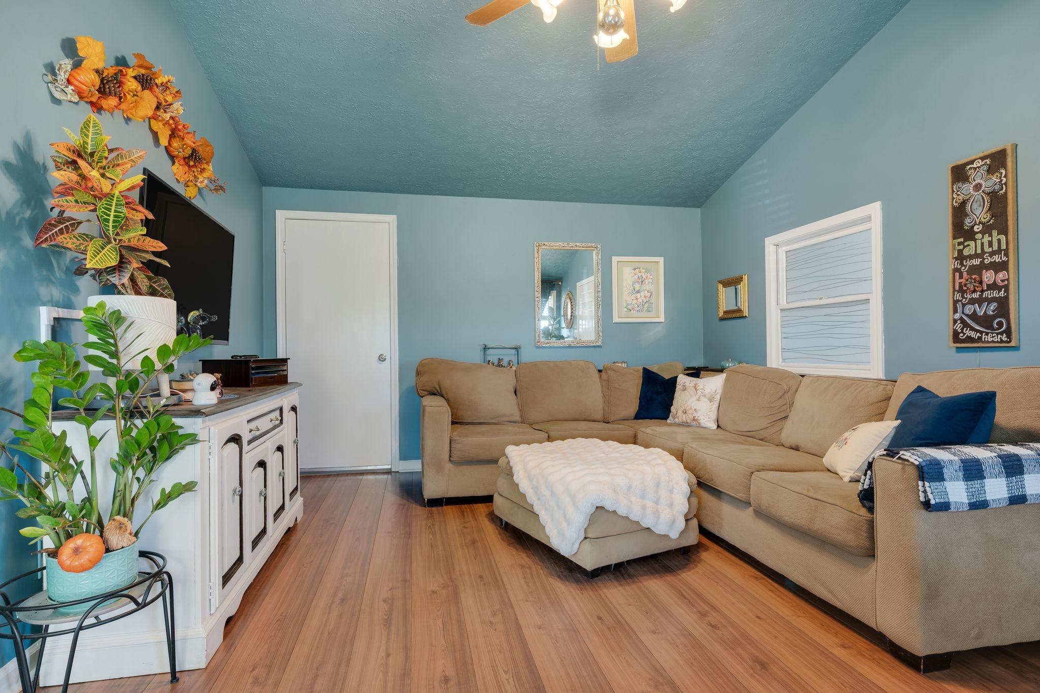 1971 Ridge Road McEwen, TN 37101 - Photo 9 of 40 a living room with furniture and a potted plant