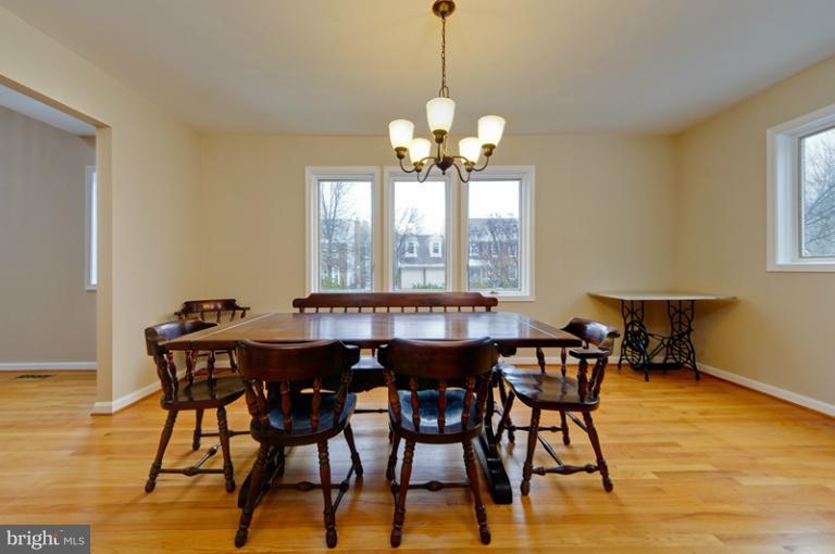 9 Rutledge Court Sterling, VA 20165 - Photo 3 of 30 Dining Room