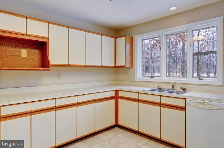 9 Rutledge Court Sterling, VA 20165 - Photo 21 of 30 Kitchen