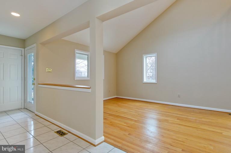 9 Rutledge Court Sterling, VA 20165 - Photo 5 of 30 Living Room