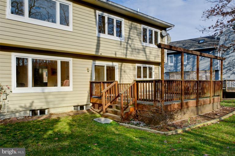 9 Rutledge Court Sterling, VA 20165 - Photo 6 of 30 Exterior (Rear)