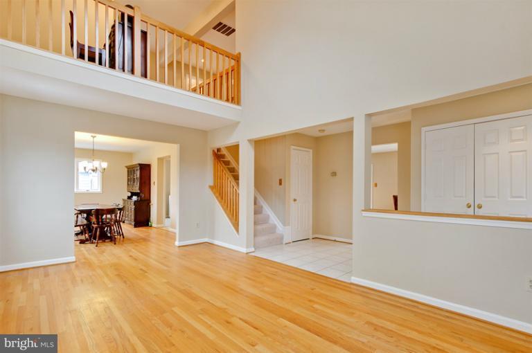 9 Rutledge Court Sterling, VA 20165 - Photo 7 of 30 Living Room