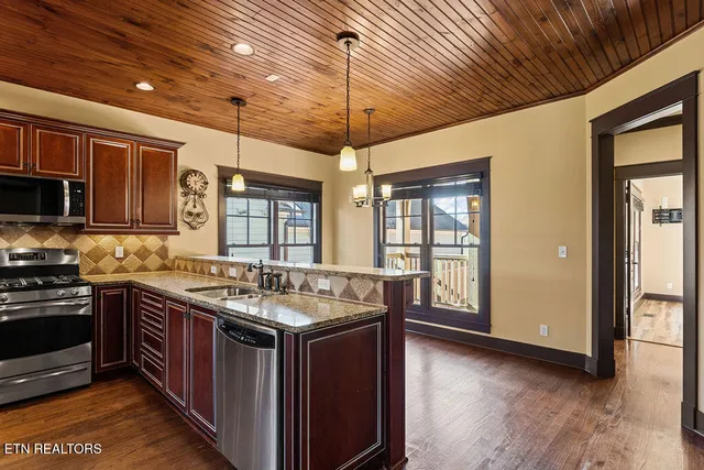 $725,000 | 748 Bobcat Run Drive, Loudon, TN 37774