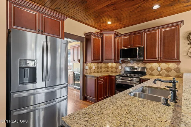 $725,000 | 748 Bobcat Run Drive, Loudon, TN 37774