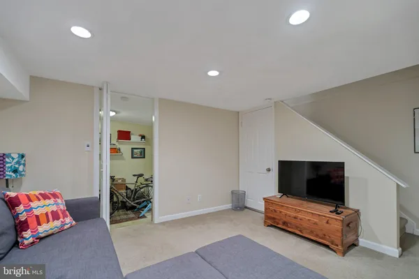 $3,400 | 3043 South Abingdon Street, Arlington, VA 22206