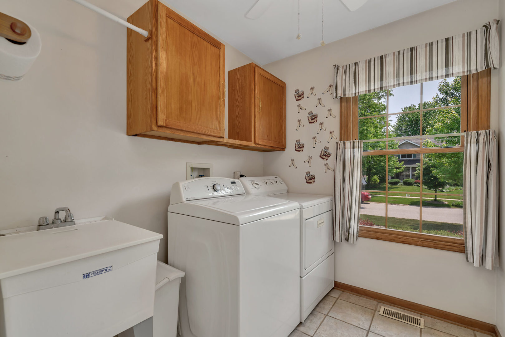 515 Boardman Circle Bolingbrook, IL 60440 - Photo 22 of 31 a utility room with dryer and washer