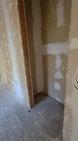 a view of empty room with window