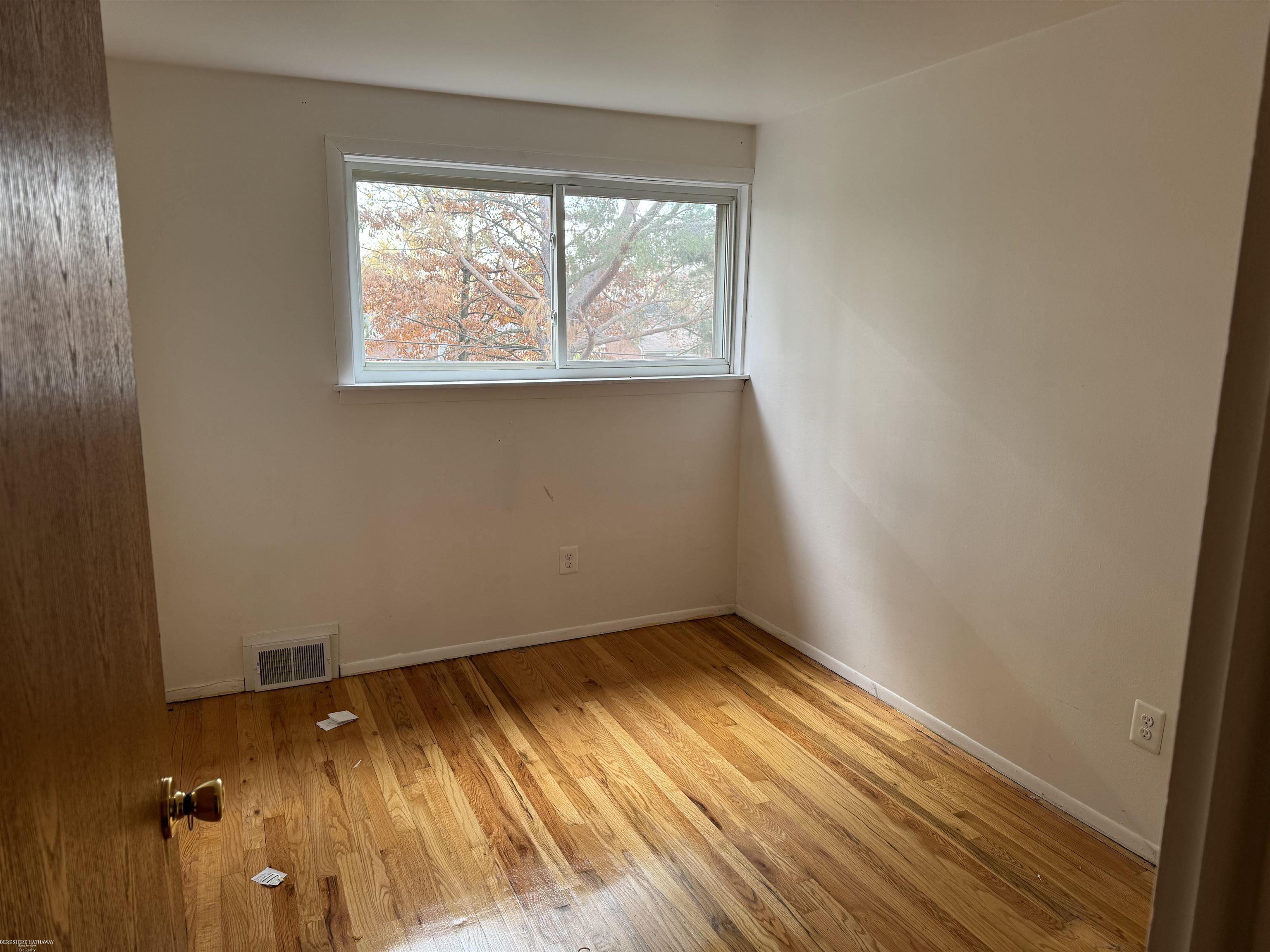 8734 Sterling Street Center Line, MI 48015 - Photo 6 of 9