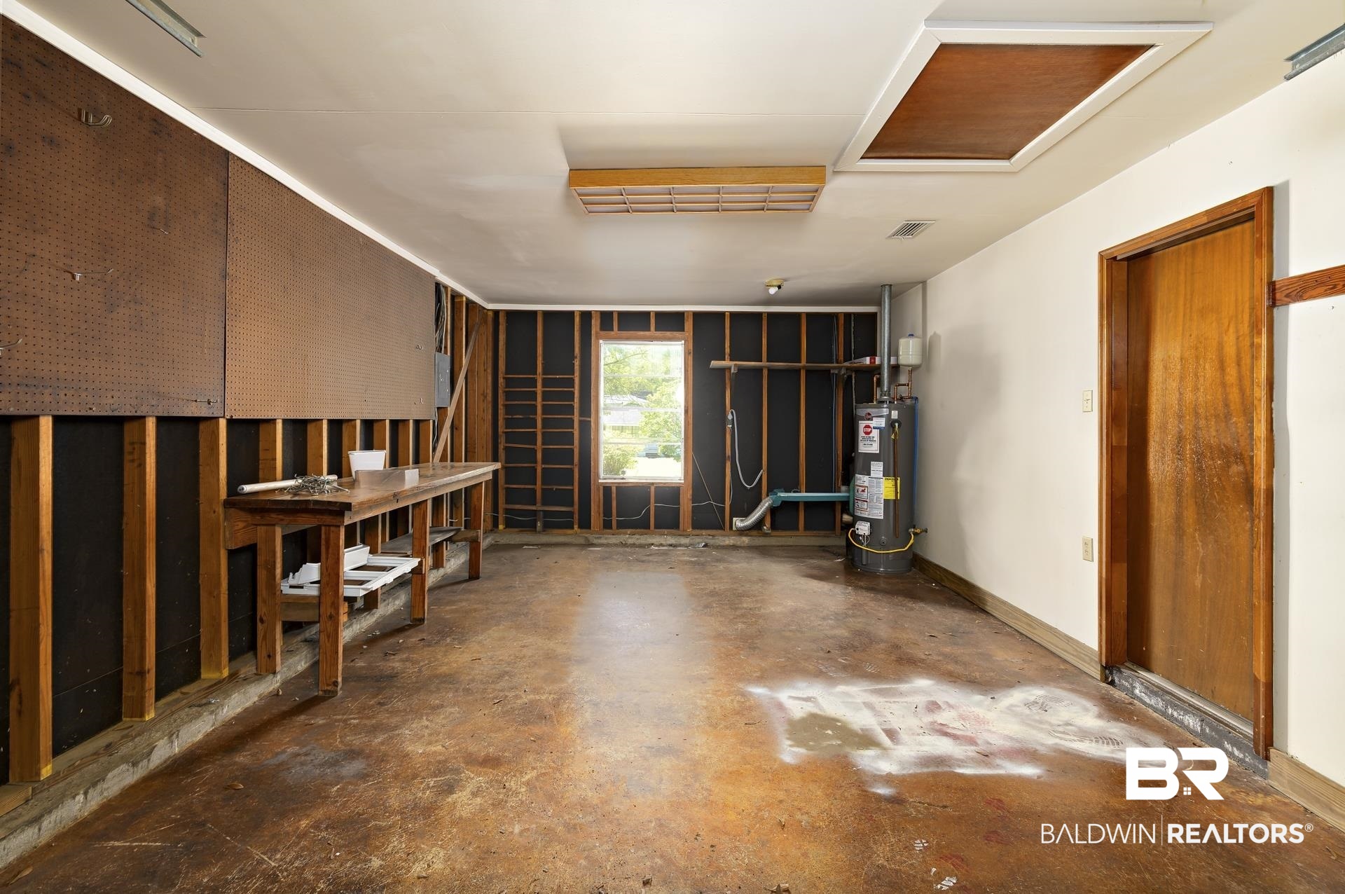 707 Johnson Avenue Fairhope, AL 36532 - Photo 38 of 38 Below grade area featuring gas water heater and visible vents