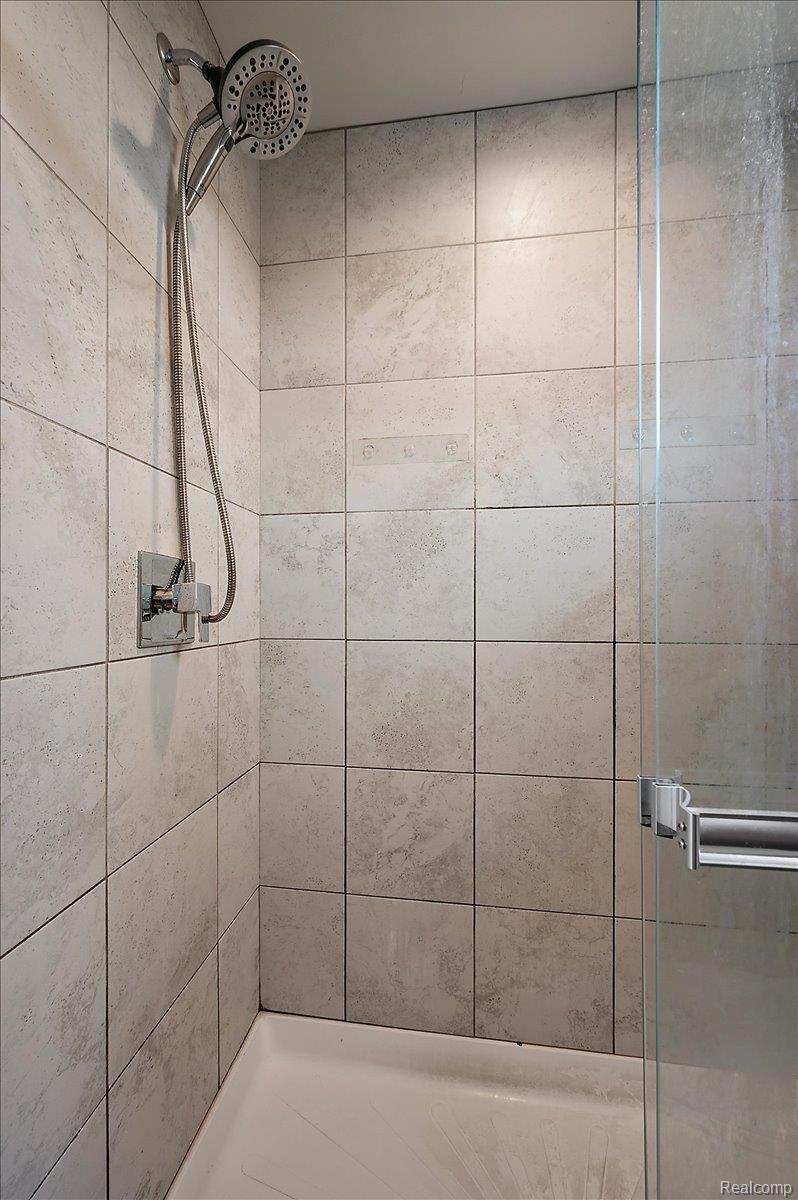 2877 Hartwick Drive Rochester, MI 48307 - Photo 37 of 44 Bathroom featuring a stall shower
