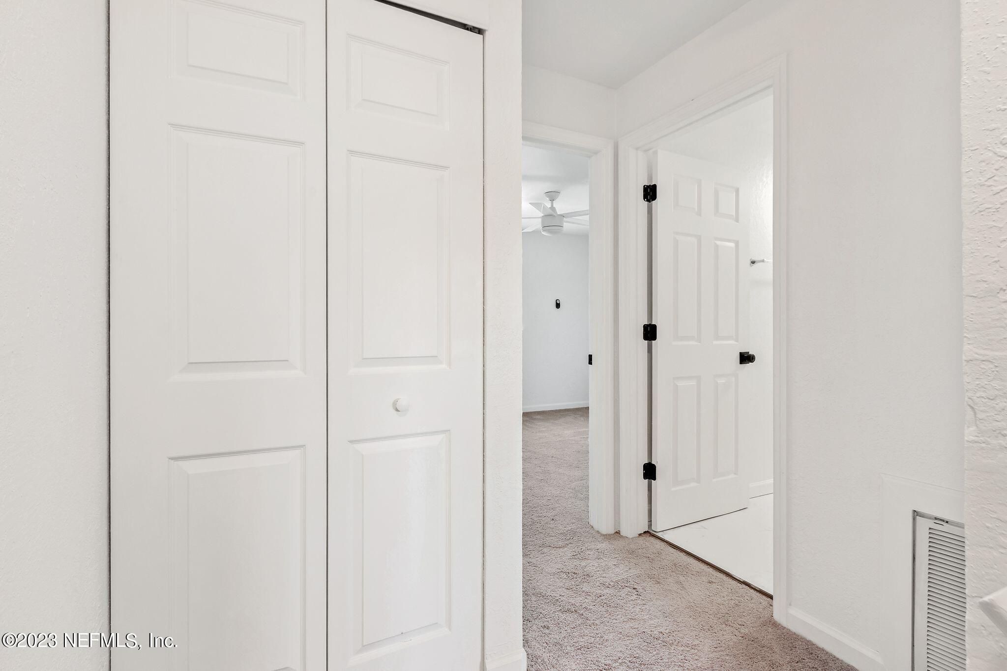 818 Cavalla Road Atlantic Beach, FL 32233 - Photo 18 of 27 a view of a hallway with an sink