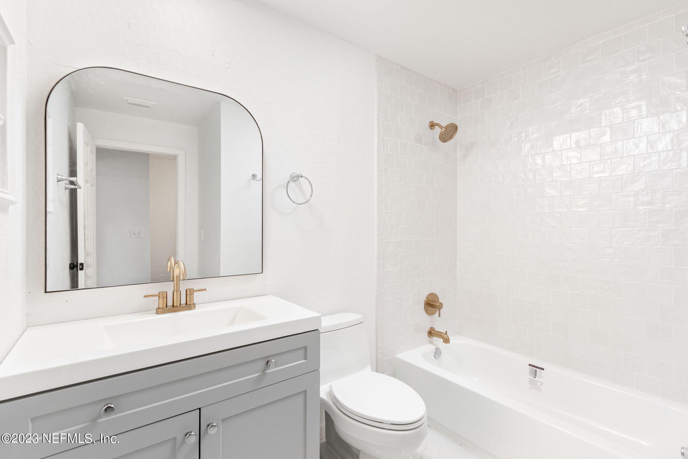 818 Cavalla Road Atlantic Beach, FL 32233 - Photo 20 of 27 a bathroom with a sink a toilet and shower