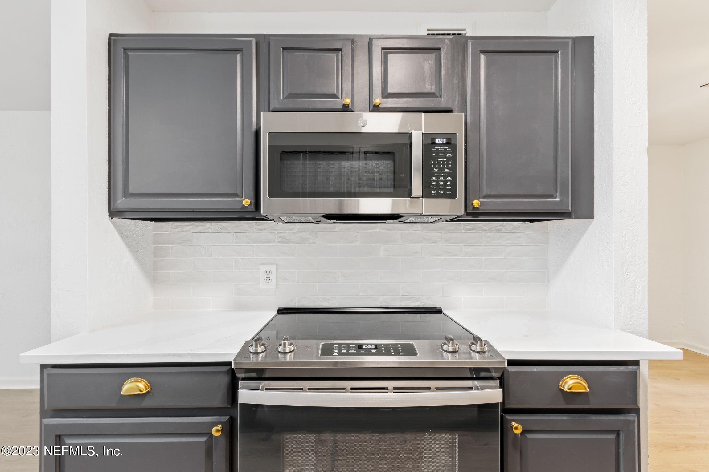 818 Cavalla Road Atlantic Beach, FL 32233 - Photo 7 of 27 a stove top oven sitting inside of a kitchen