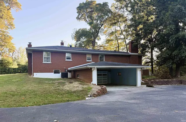 2622 West 1300th Road South, Haubstadt, IN 47639