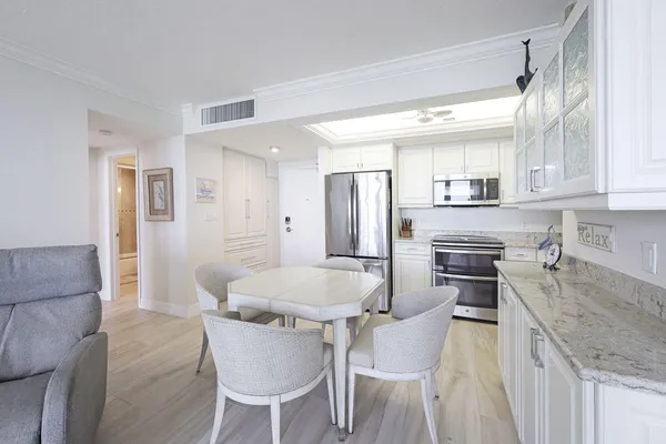 $835,000 | 180 Seaview Court, Unit 215, Marco Island, FL 34145