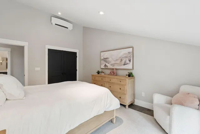 $2,950,000 | 440 Blackstrap Road, Falmouth, ME 04105