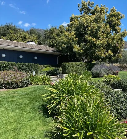 a view of yard with green space