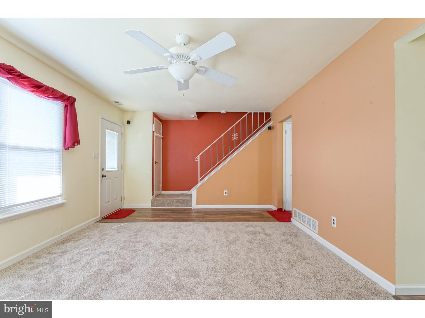 67 Farmhouse Road Sicklerville, NJ 08081 - Photo 5 of 20 Living Room