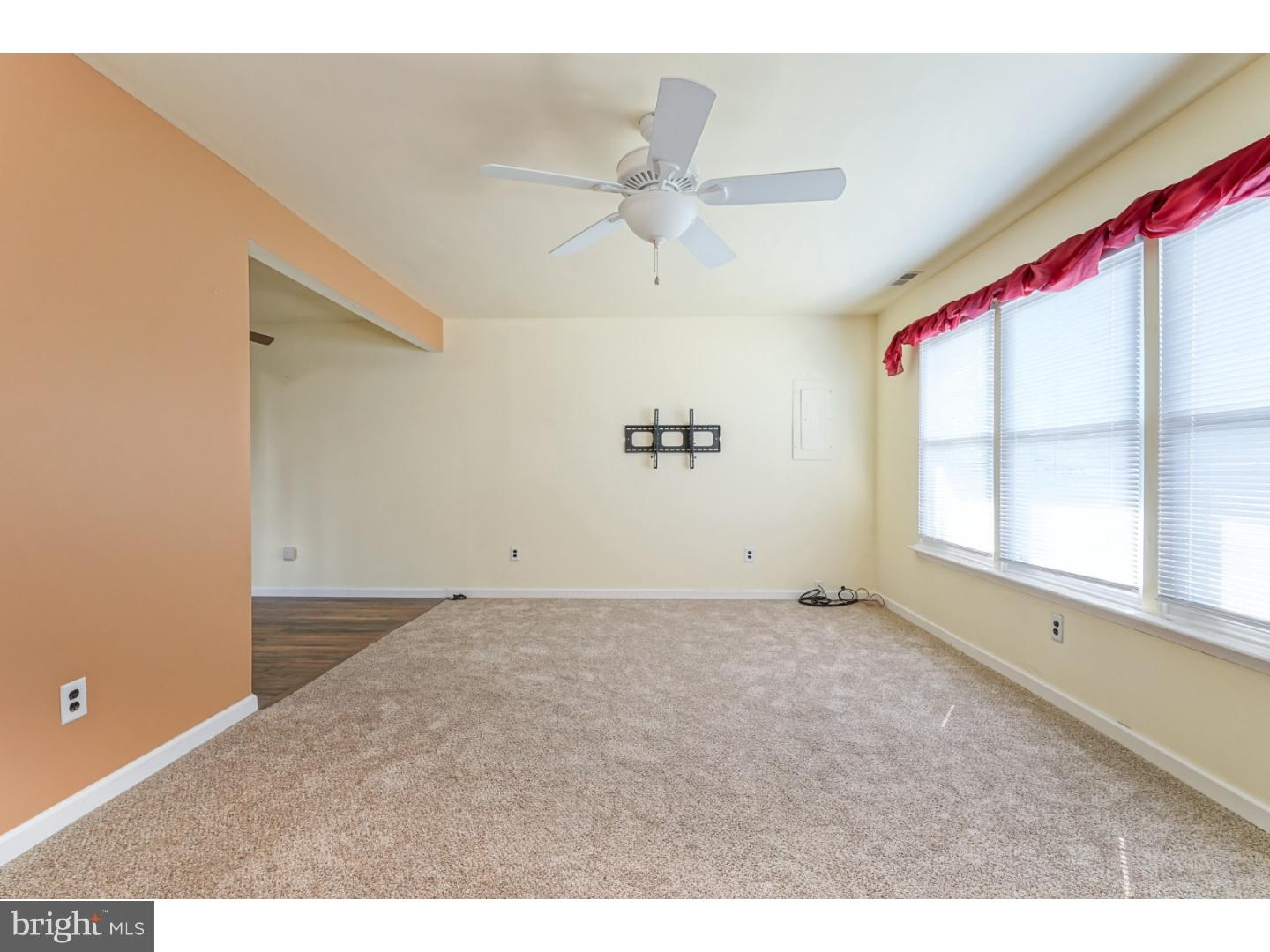67 Farmhouse Road Sicklerville, NJ 08081 - Photo 6 of 20 Living Room