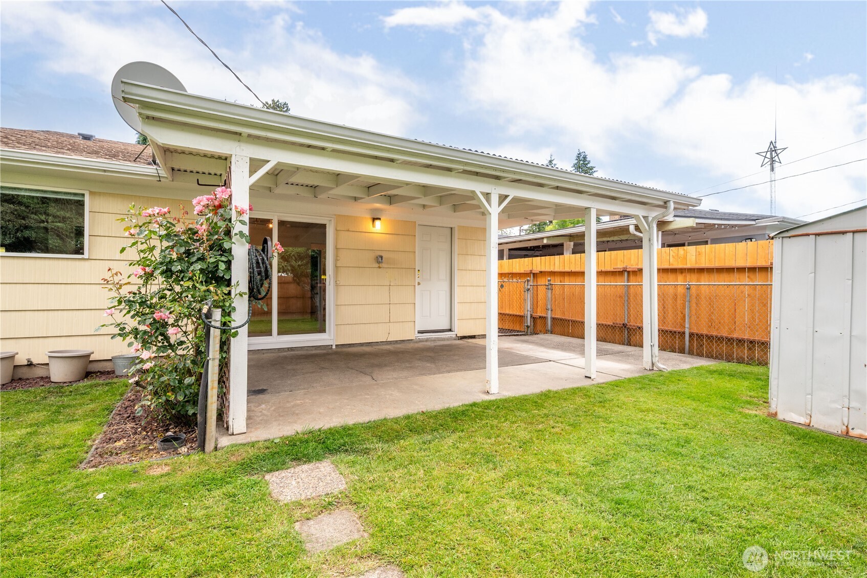 2943 Magnolia Street Longview, WA 98632 - Photo 25 of 36 a view of a house with backyard and porch