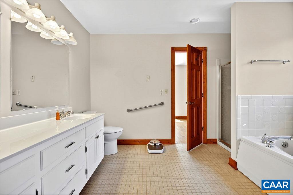 472 Horseshoe Mountain Road Roseland, VA 22967 - Photo 33 of 75 a bathroom with a sink a toilet and a bathtub