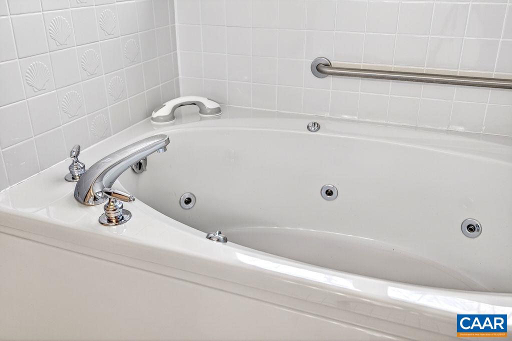 472 Horseshoe Mountain Road Roseland, VA 22967 - Photo 34 of 75 a bathroom with a tub