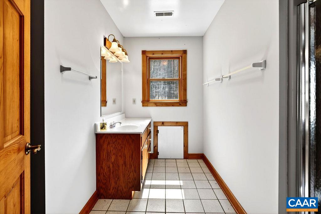 472 Horseshoe Mountain Road Roseland, VA 22967 - Photo 50 of 75 a bathroom with a sink a mirror and a bathtub