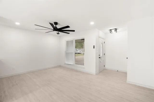 a view of a livingroom with a ceiling fan