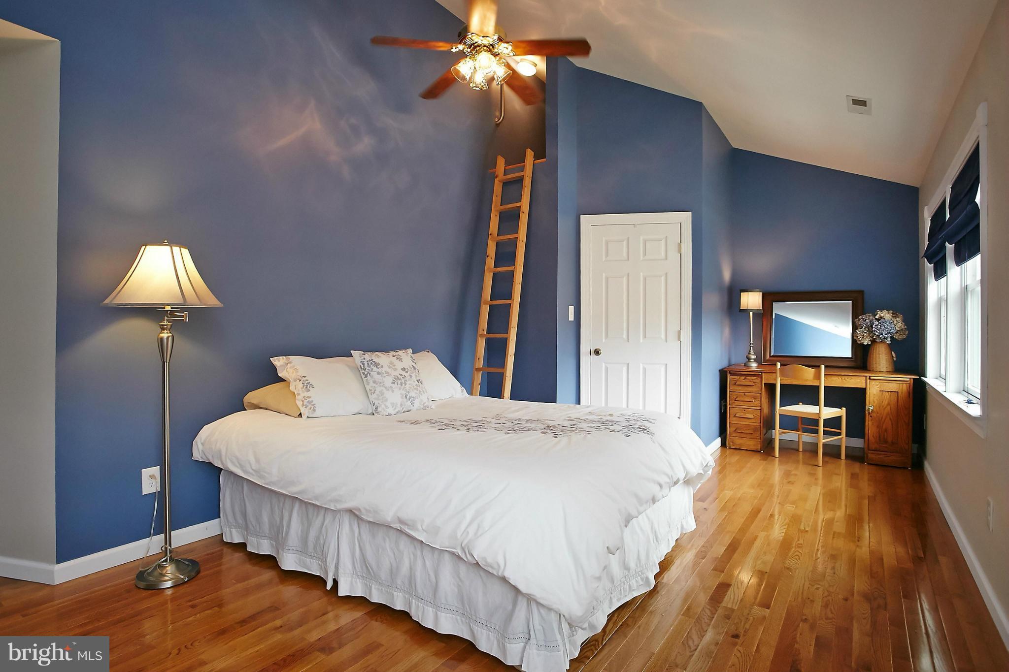 911 Ware Street Southwest Vienna, VA 22180 - Photo 13 of 26 BEDROOM #3 WITH SECRET LOFT!