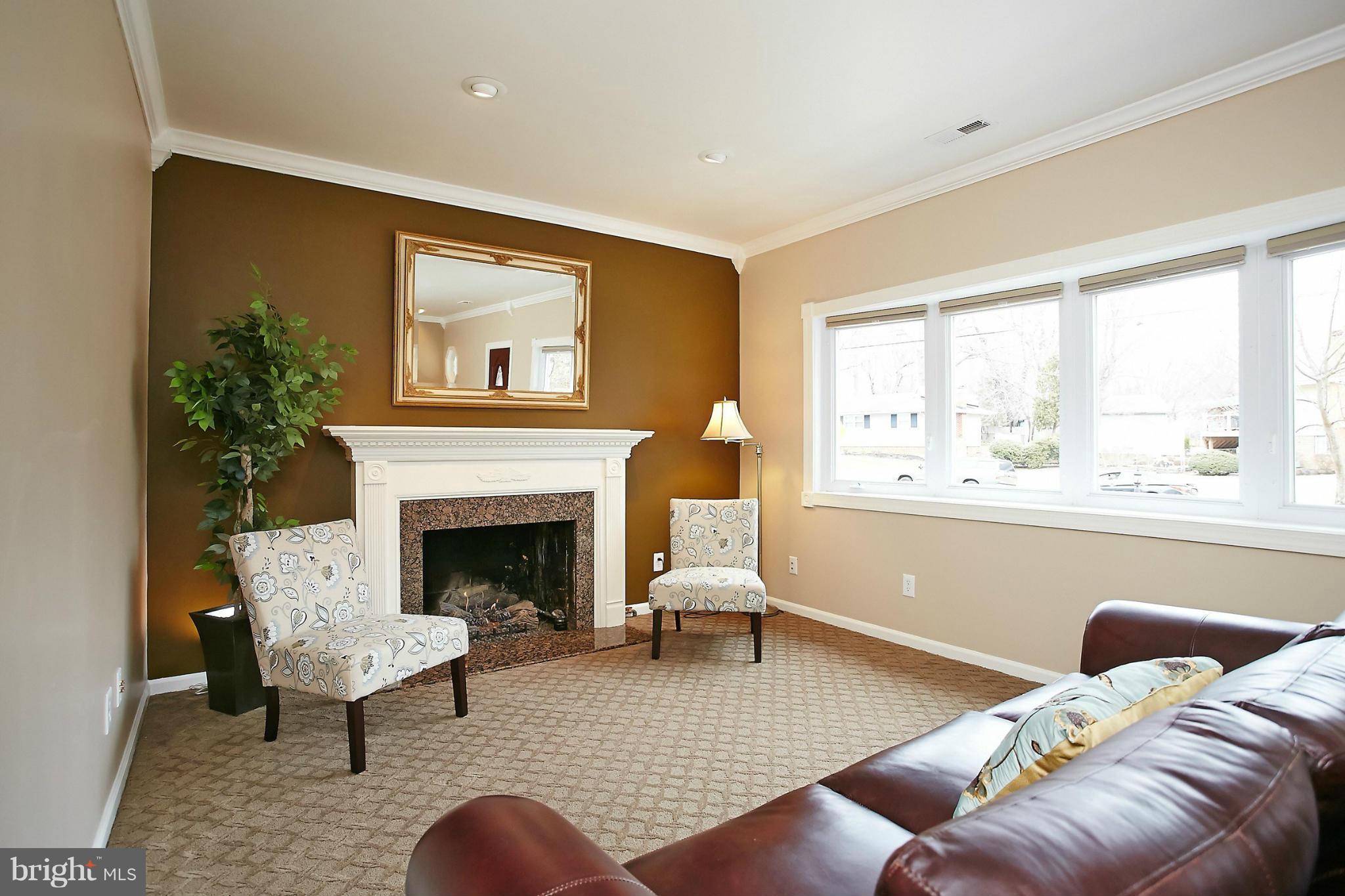 911 Ware Street Southwest Vienna, VA 22180 - Photo 3 of 26 FORMAL LIVING ROOM