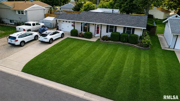 $229,999 | 208 South Meadowview Lane, Washington, IL 61571
