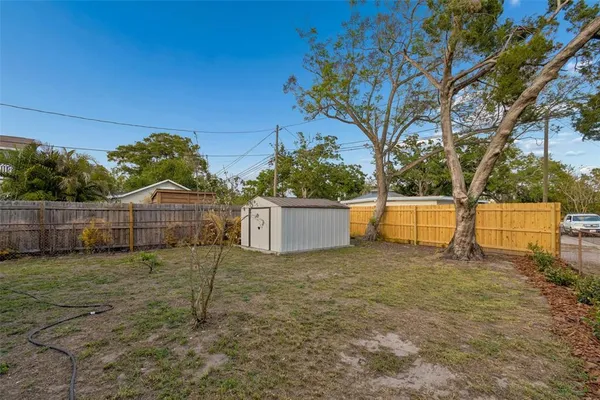 a view of a backyard