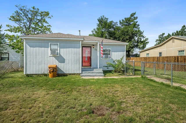 a view of a house with backyard and garden