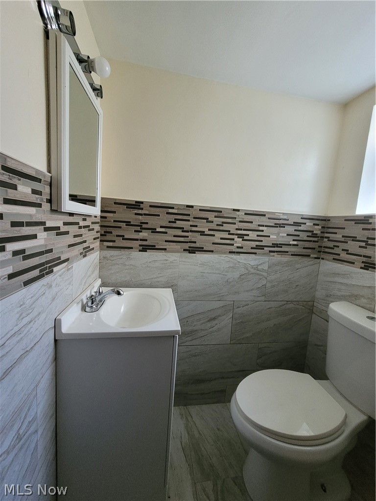 810 Woodview Road Cleveland, OH 44121 - Photo 17 of 31