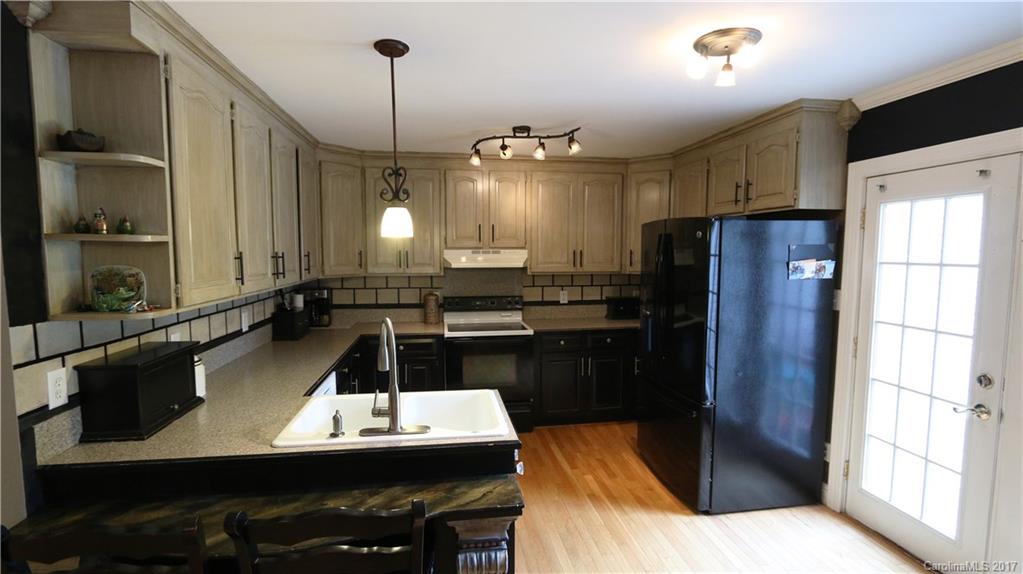 4517 Grove Road Charlotte, NC 28216 - Photo 5 of 24 Gallery Image 5