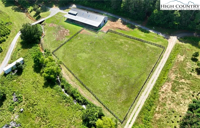a view of a yard with plants