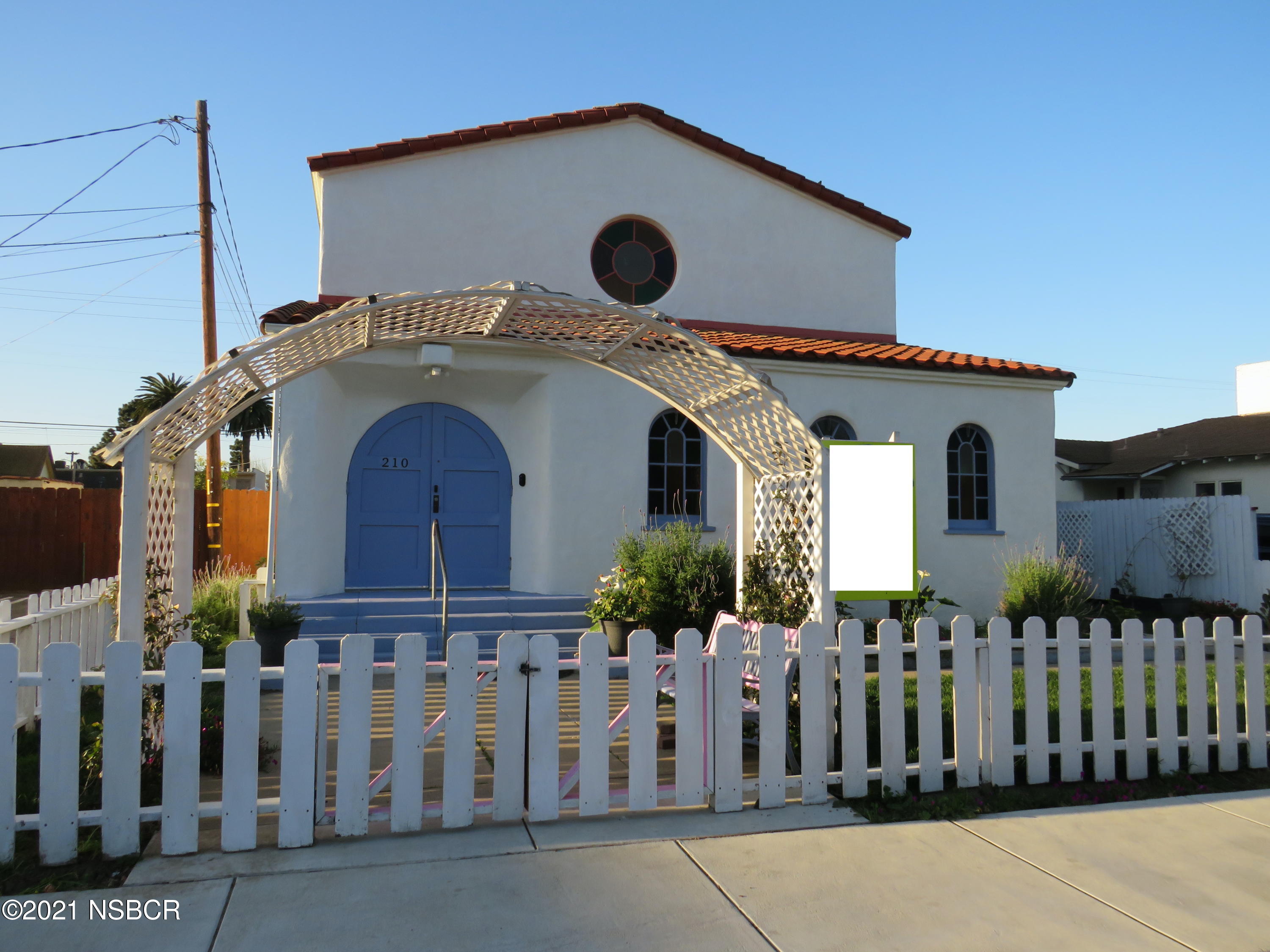 a front view of house with yard