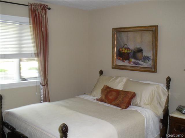 2667 Pembroke Road Birmingham, MI 48009 - Photo 9 of 18 P1010718