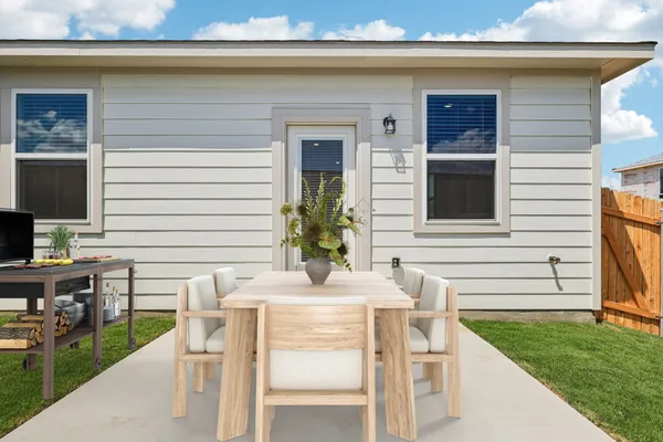 $2,100 | 113 Cutleaf, San Marcos, TX 78666