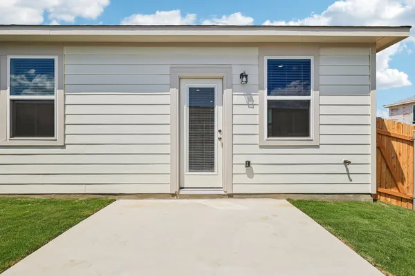 $2,100 | 113 Cutleaf, San Marcos, TX 78666
