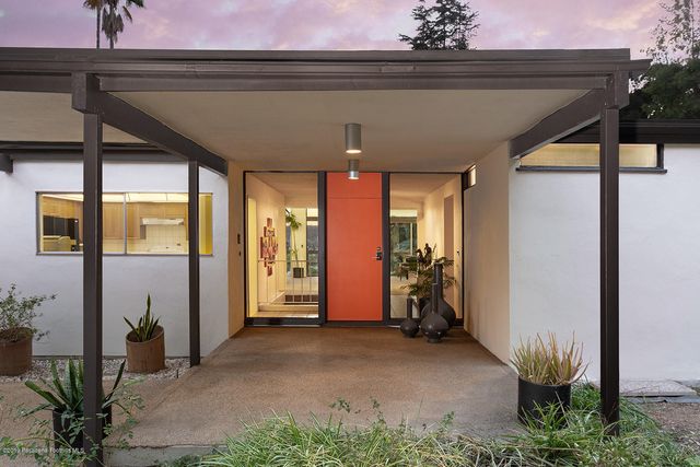 a view of entryway with livingroom