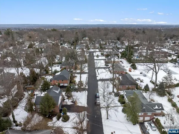 $989,999 | 922 Wildwood Road, Oradell, NJ 07649