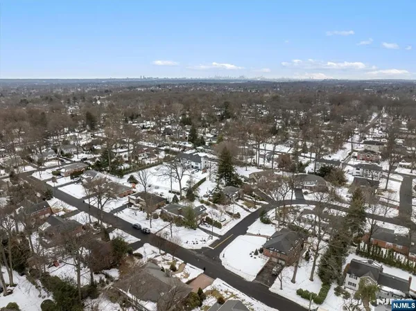 $989,999 | 922 Wildwood Road, Oradell, NJ 07649