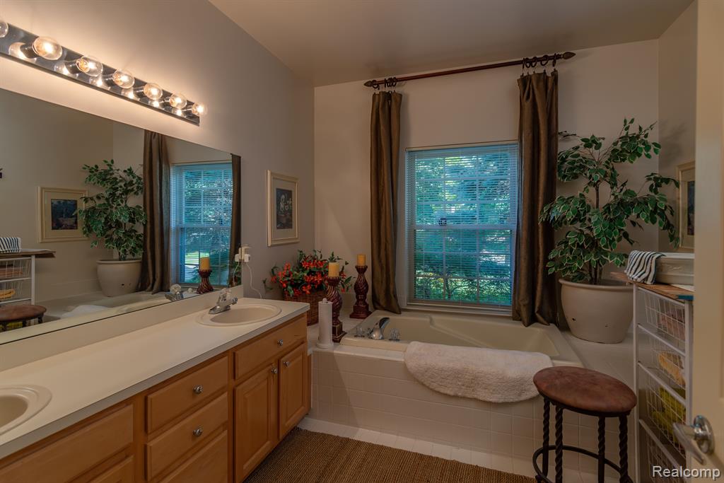 29241 Autumn Ridge Farmington Hills, MI 48334 - Photo 15 of 25
