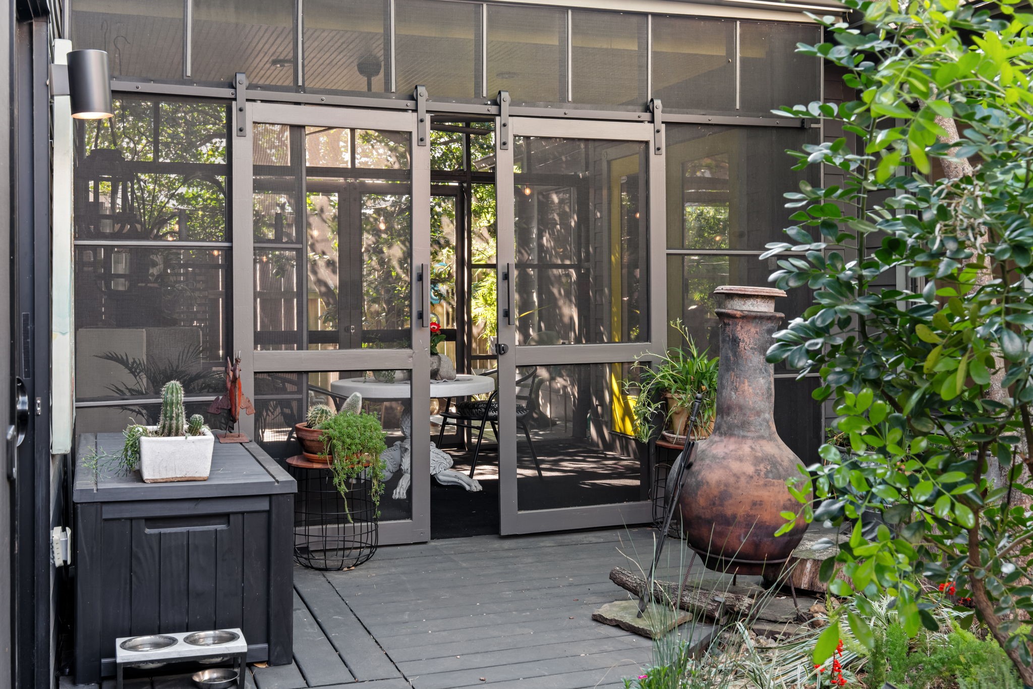 802 Ralfallen Street Houston, TX 77008 - Photo 41 of 45 a view of a chairs and table in a patio