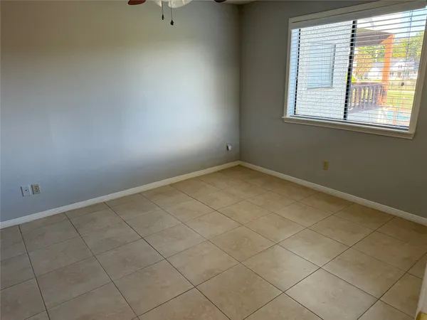$950 | 6107 Snug Harbor Boulevard, Unit S11, Montgomery, TX 77356