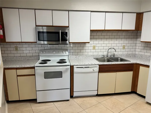 $950 | 6107 Snug Harbor Boulevard, Unit S11, Montgomery, TX 77356