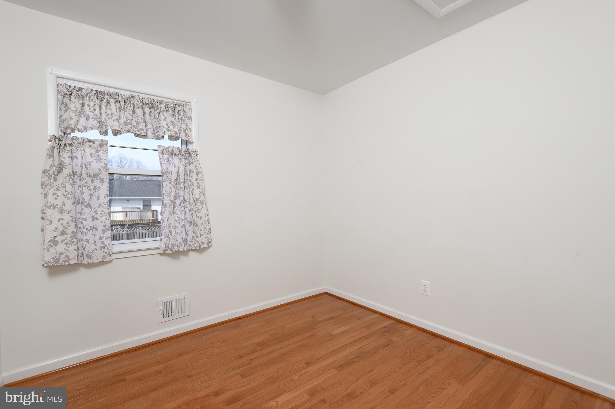 7432 Northrop Road Alexandria, VA 22306 - Photo 17 of 39 Bedroom 2