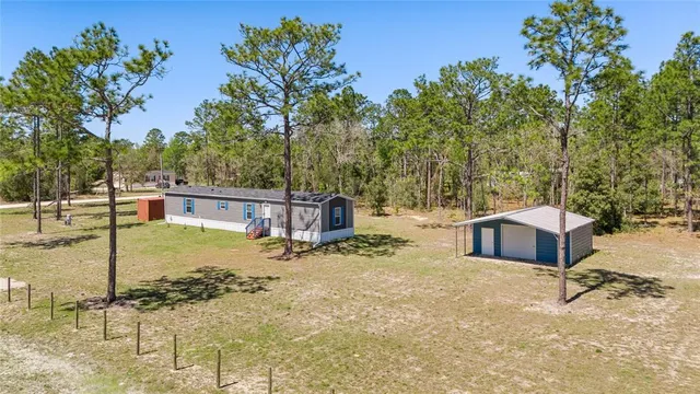 a view of a house with backyard
